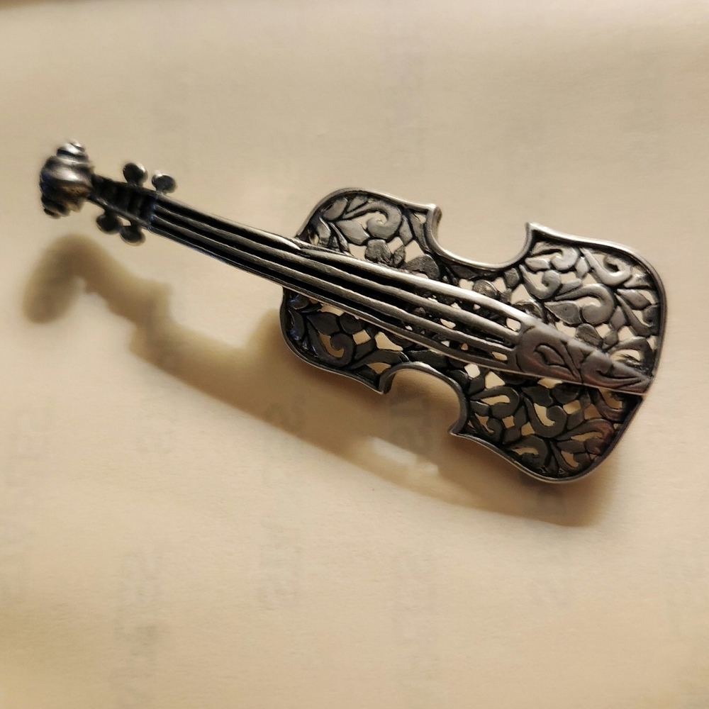 Unique vintage sterling silver violin brooch.